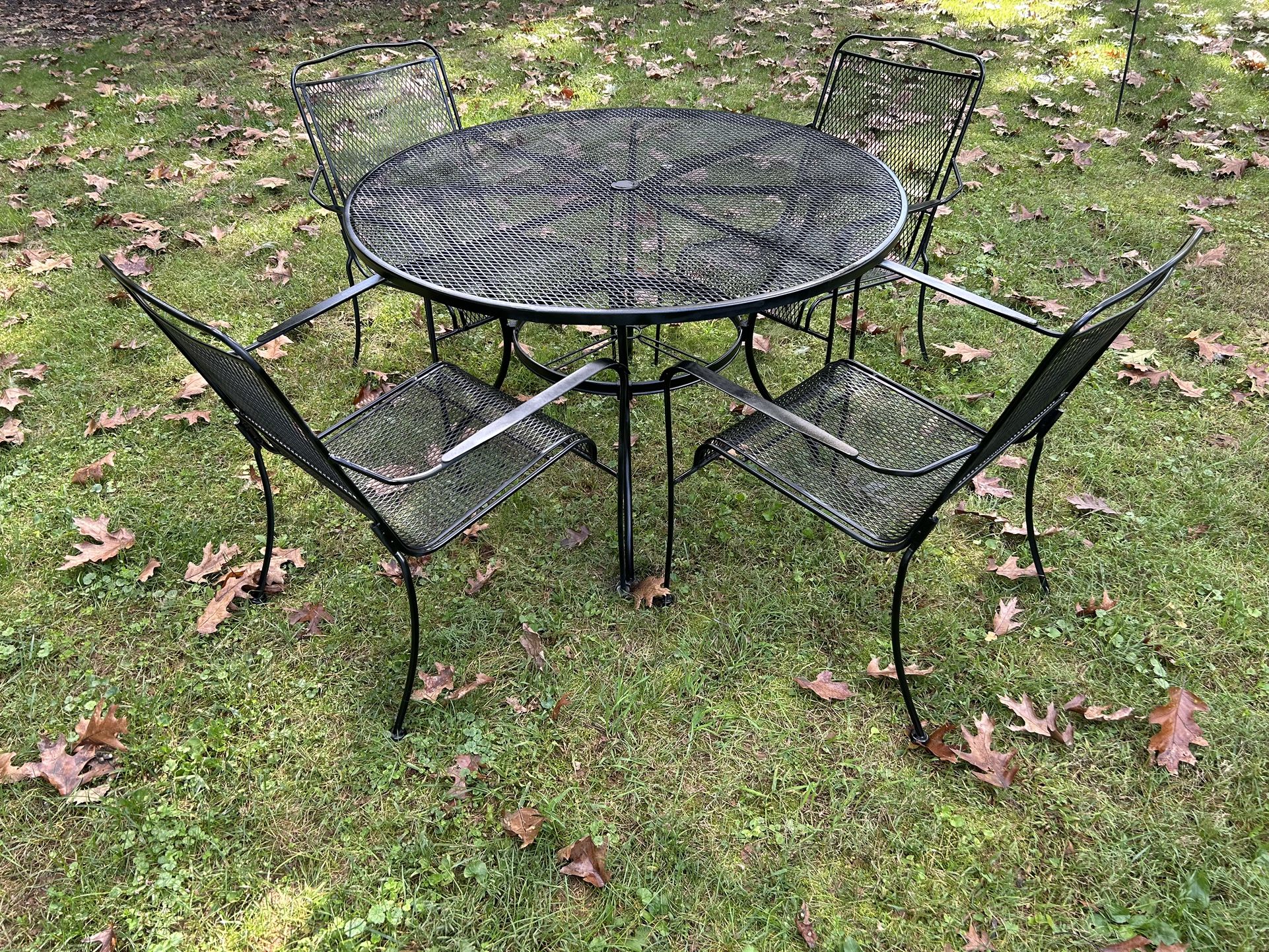Beautiful Metal Patio Set Table & 4 Chairs