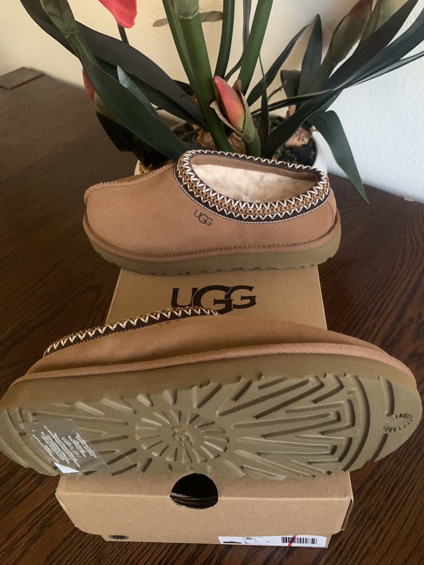 Size:6 New Women UGG Tasman Slippers   Talla:6 Pantunflas UGG Nuevas De Mujer  *Pick Up Oxnard, CA 93033 *Shipping available with extra fee $90** FIRM