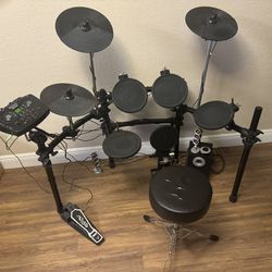 Simmons SD7PK Electronic Drum Set With I-trigue Speaker Set