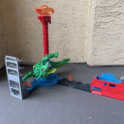 Hot Wheels Air Attack Dragon Track Set, Motorized Robo Dragon
