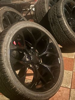 Un set de Rims, con llanta en buenas condiciones