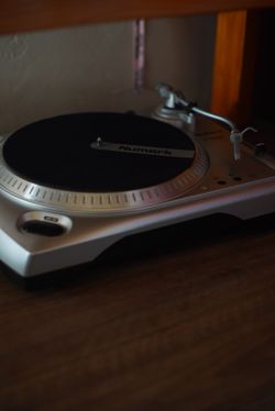 Numark TT 1650 direct drive turntable