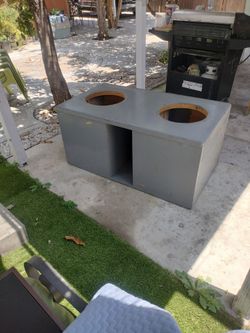 Caja para 2 15 .s.  Largo 48  inches. Ancho 27. Inches. Alto. 23/2.  Para chevy tohoe