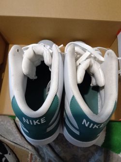 New mens size 10.5 Nike mid court vision