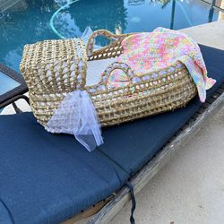 Moses Baby Wicker Bassinet With Knitted Blanket