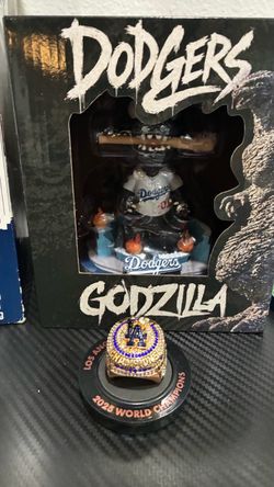 Godzilla Bobble head+ Kershaw ring