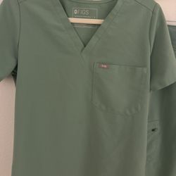 Women’s Figs Size small