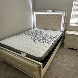 Queen Size Bed Frame Mattress Included. New In A Box. Led Light.  Preciosa Cama Y Colchon Incluido  Nueva En Caja Con Luz De Led 
