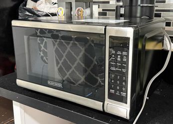 BLACK+DECKER EM720CB7 Digital Microwave Oven with Turntable Push-Button Door, Child Safety Lock, 700W, Stainless Steel, 0.7 Cu.ft