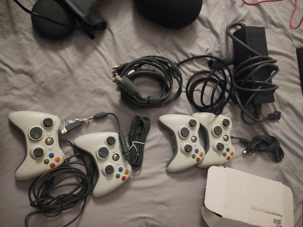 Xbox 360 With 4 Controllers