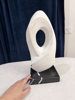 White Marble Abstract Sculpture – Modern Art on Black Base
