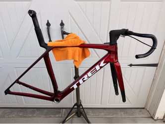Trek Madone SL6 Gen 8 Frameset and stock bars