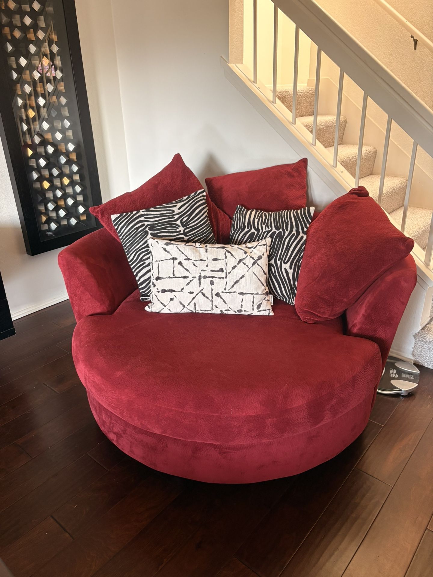 Beautiful Red Round Loveseat- Excellent Like New 