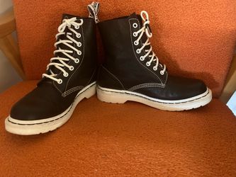 Doc Martens 1460 Pascal BW • EU 41• Men’s 8•Women’s 9•