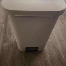 Sterilite 11-Gallon Step-On Trash Can