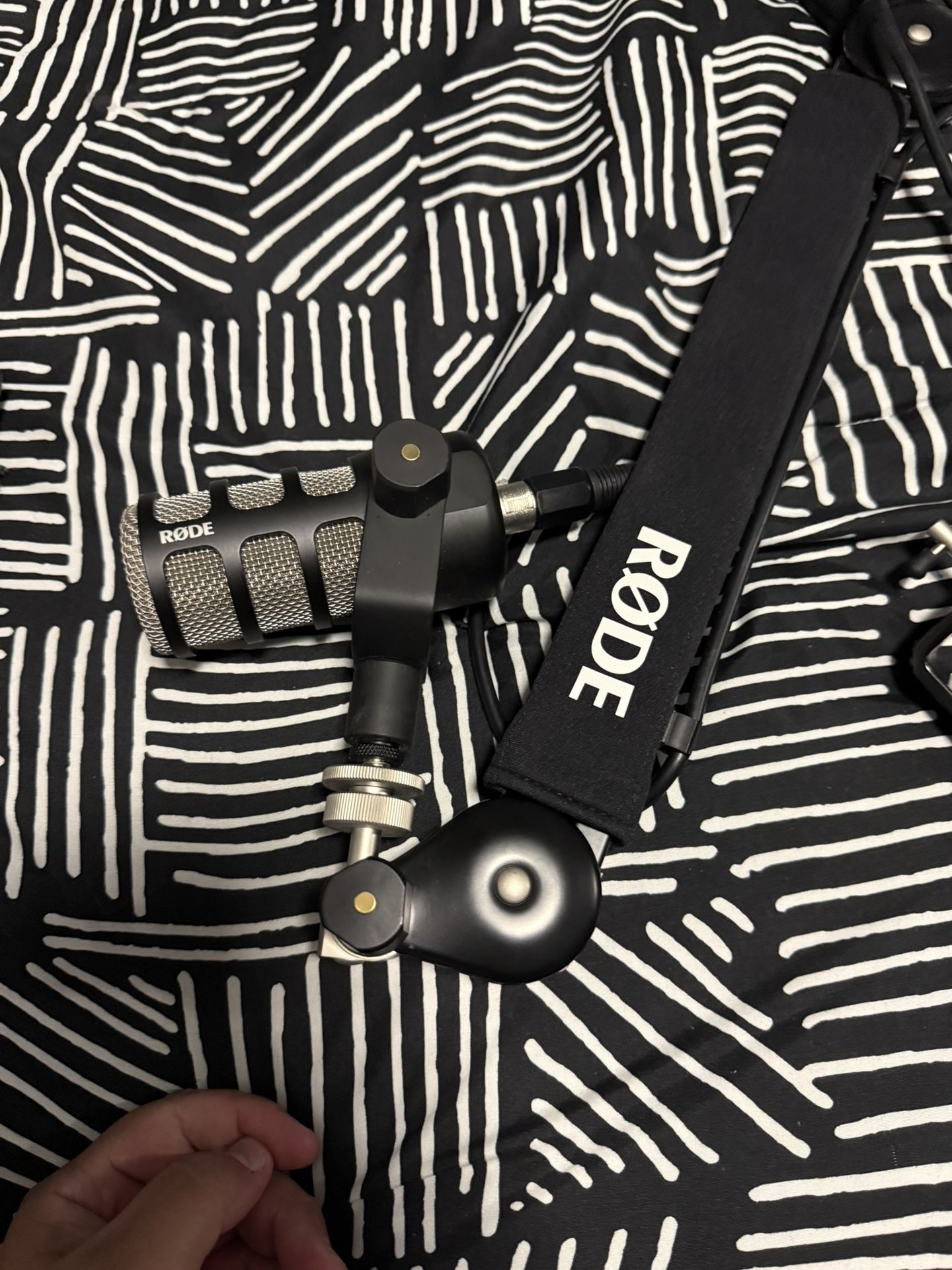 RØDE - PODMIC Dynamic Podcasting Microphone & PSA1+ Microphone Stand