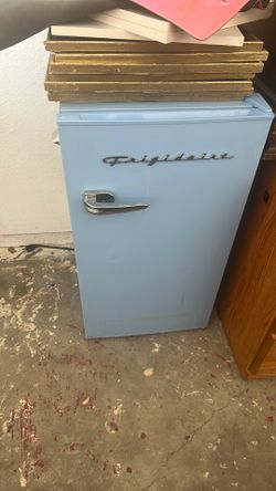 Fridgeaire retro mini fridge