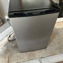 Mini Fridge Frigidaire 