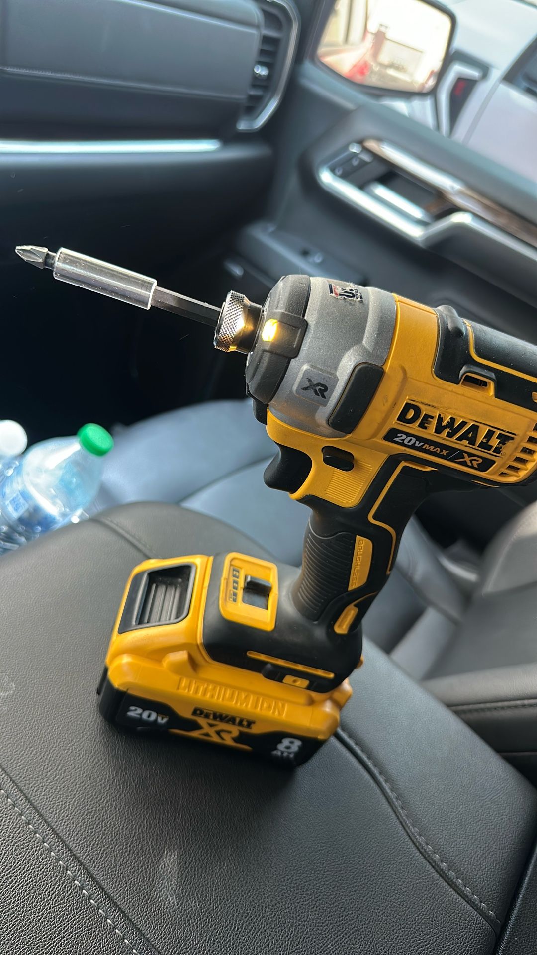xr impact driver coming with 20v 8ah battery and 6 amp charger