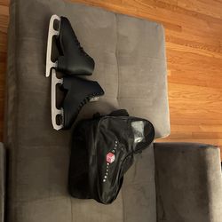 Brand new kids are you skiing shoes