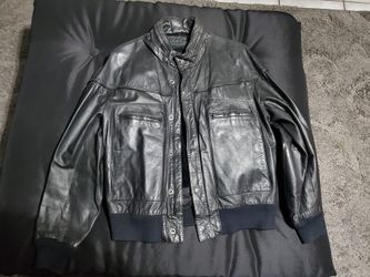 MEN'S BLACK GENUINE LEATHER JACKET SIZE 38M, STILL IN GOOD SHAPE. 