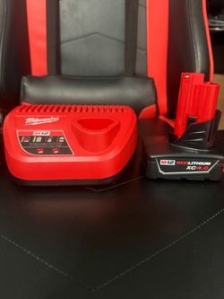 Milwaukee M12 Charger & M12 Battery 4.0