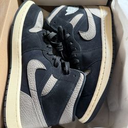 Air Jordan 1MID