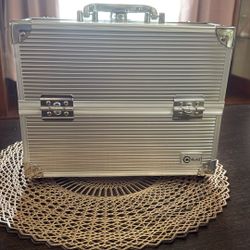Creative Options Silver Aluminum Caboodle / Makeup Case