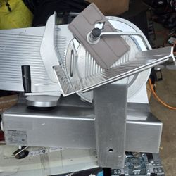 The BIZERBA SE12D US Automatic Manual Gravity Deli Meat Slicer turns on. I don't know how to turn on automatic mode. See photo.