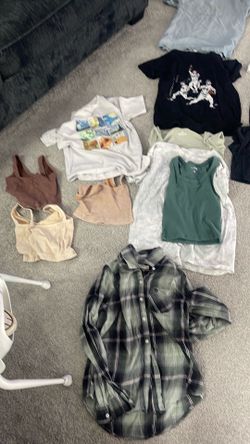 WOMEN’S TOPS BUNDLE – 32 PIECES 👚 must pick up