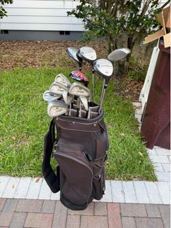 Mens right handed golf club set.  Complete set with golf bag