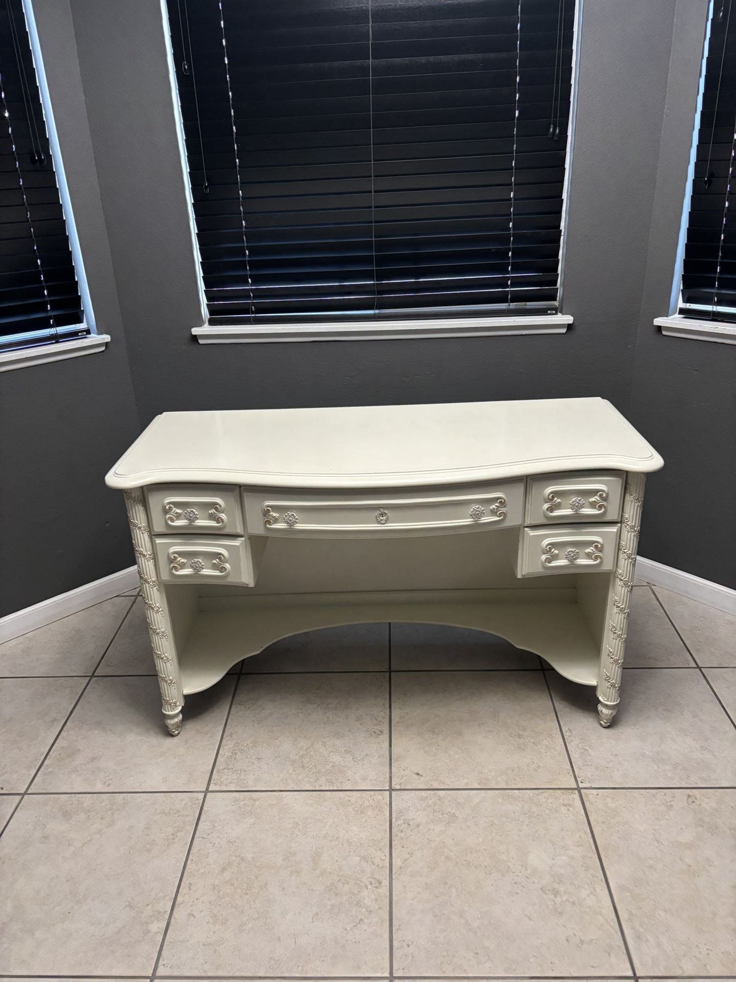 Girls Desk with Drawers and Pull Out Tray