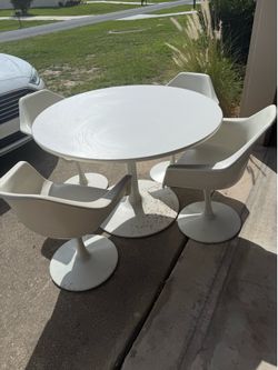 42” Tulip Table and 4 Swivel Chairs