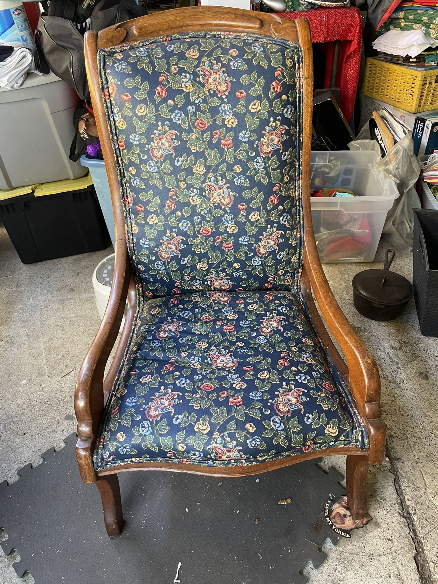BEAUTIFUL ANTIQUE CHAIR REAL WOOD 🪵 REALLY GOOD CONDITION THE UPHOLESTERY