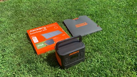 Jackery Explorer 2000 Pro Solar Generator and 2 optional 200W Panels
