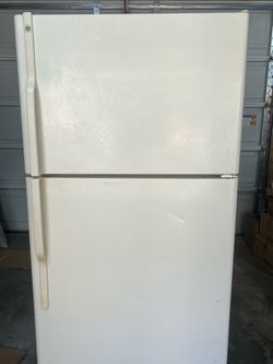 GE fridge with freezer and ice maker