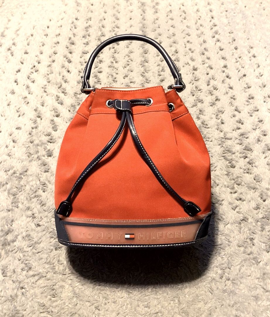 Vintage 90’s Tommy Hilfiger Bucket bag Like new! Pristine condition. Very clean interior measure 9 long, 6 wide, 9 1/2 high