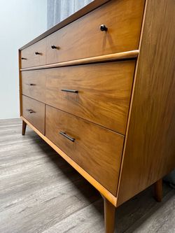 Like New mid century modern dresser