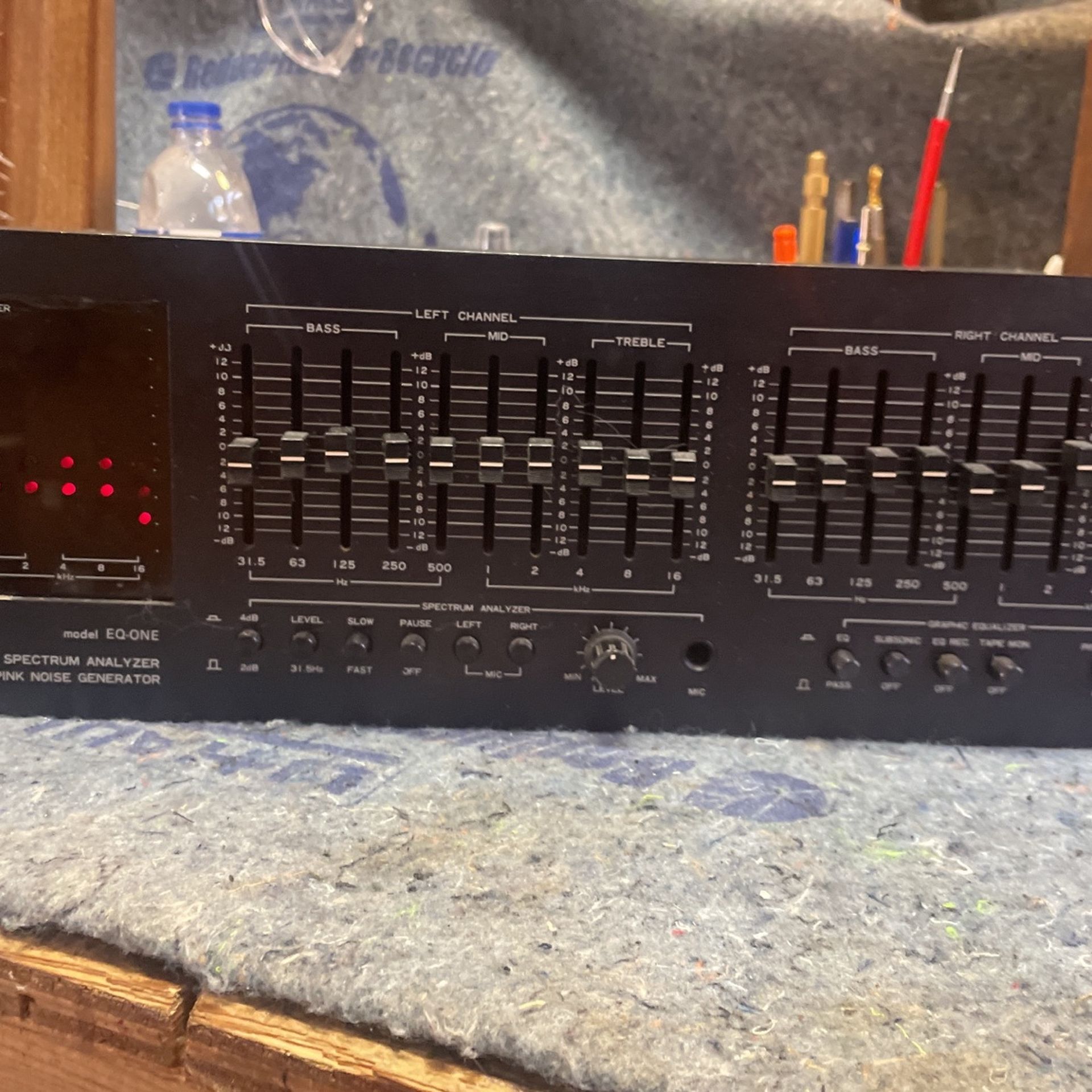 Audio source Model One Eq And Spectrum Analyzer