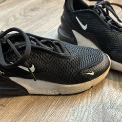 Kids Size 1 Nike Air270
