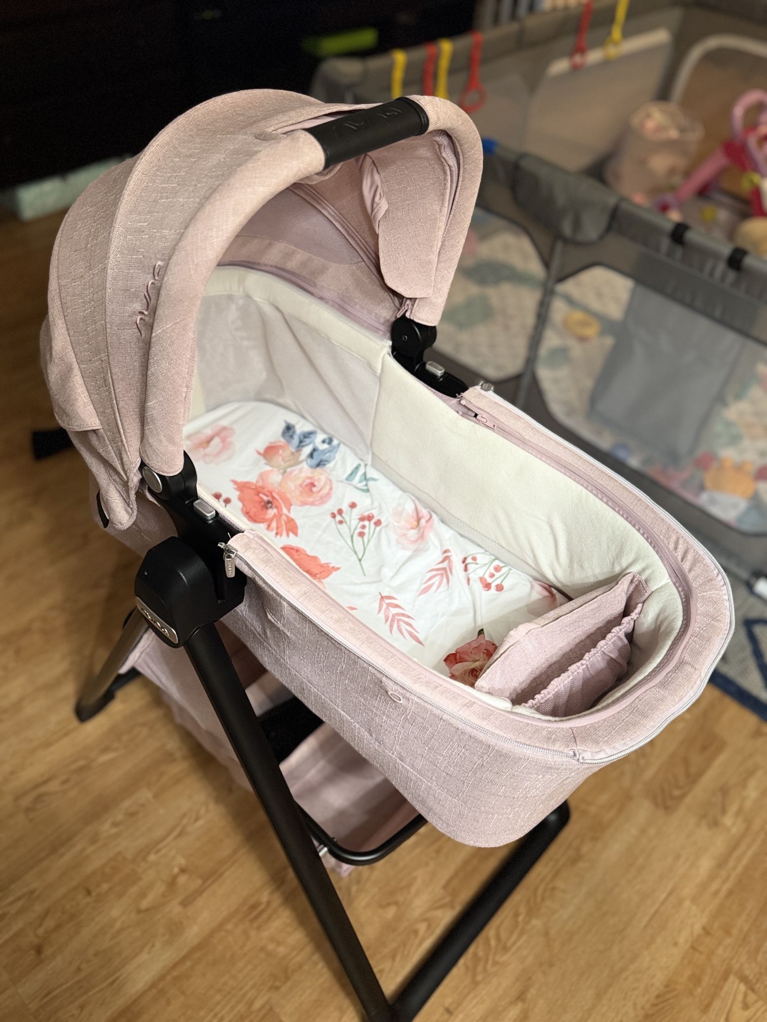 Nuna SWIV & TRIV Bassinet & Stands