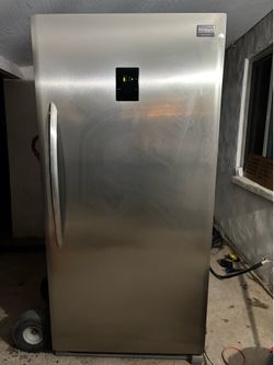 Frigidaire Gallery fridge works perfect in good condition. Free delivery to the garage.