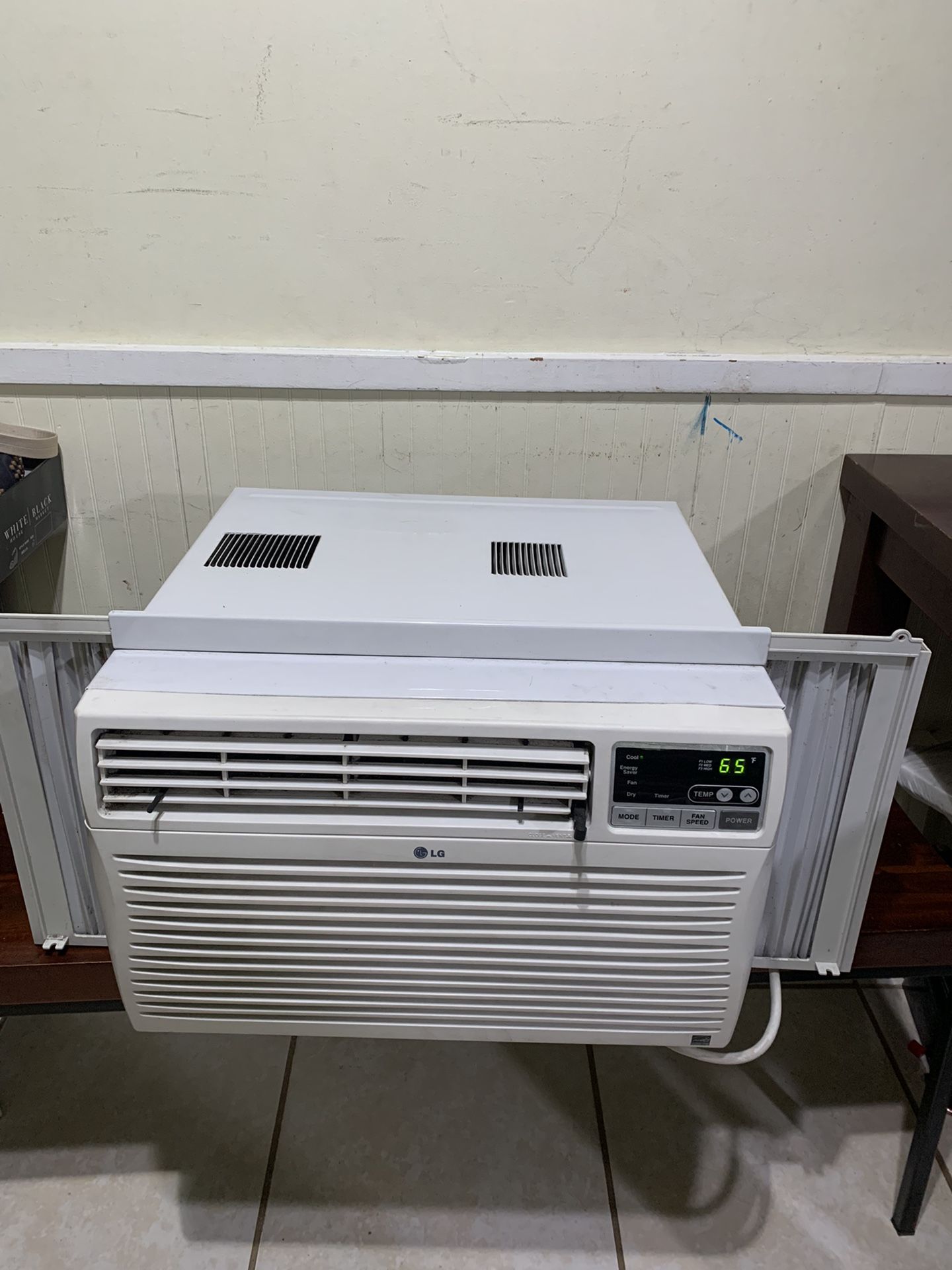 Large Window AC Unit.  (LG. Brand- 8000 BTU, for Super Cool)- (in Great working Condition)