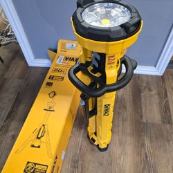 Dewalt  20V MAX 4000-Lumen Adjustable LED Tripod Light