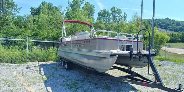 Pontoon boat