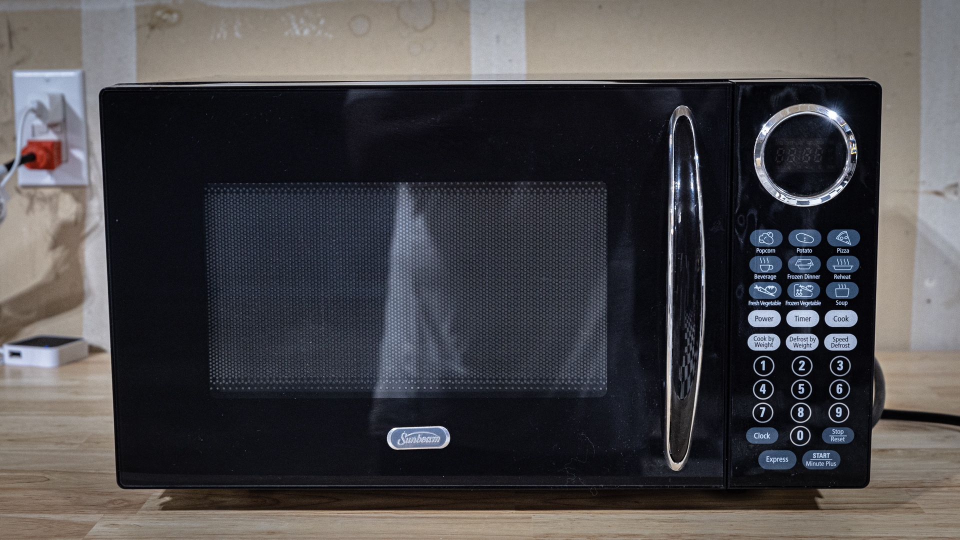 Sunbeam SGB8901 .9 Cubic Feet Microwave Oven 900 Watts