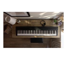 YAMAHA Digital Piano with Sustain Pedal P71 88-Key plus free piano stand