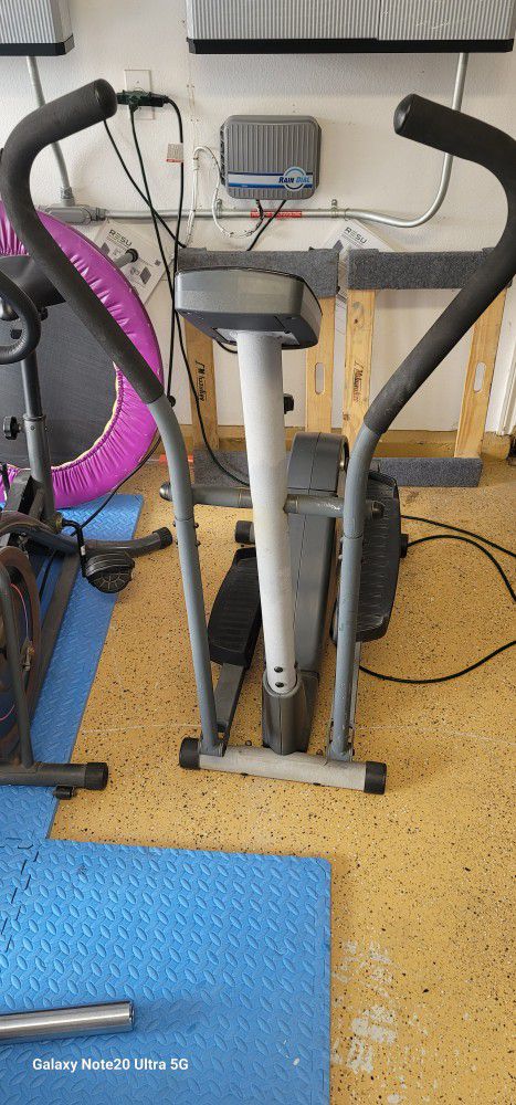 Elliptical Weslo Momentum 3.0 With A Stationary Bicycle Combo Package 