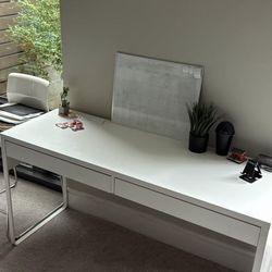 Modern White Office Desk – Minimalist Design – Great Condition