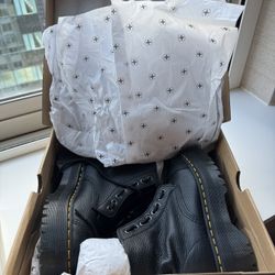 NEW Dr. Marten Boots 